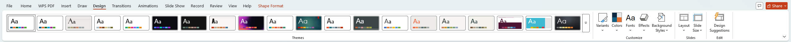 Panglica aplicației PowerPoint, cu fila Proiectare deschisă. În stânga se află galeria de teme, iar în dreapta grupurile Customize, cu Variants, Colors, Fonts, Effects, Background Styles și Format Background, apoi Slides, cu Layout și Slide Size, și Edit, cu Design Suggestions.